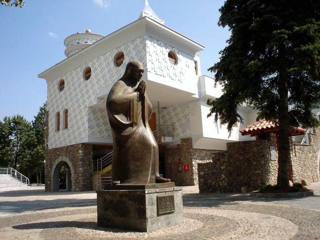 Villa Hris I Wifi-Netflix Skopje Buitenkant foto